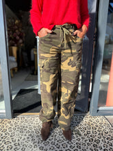 Camouflage jeans pofmodel