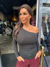 By Swan "Off Shoulder" Zwart