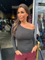 By Swan "Off Shoulder" Zwart