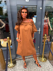 Offshoulder jurkje “Selina” effen bruin