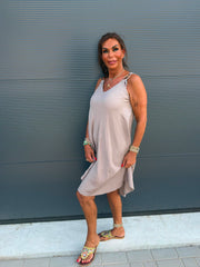 Viscose jurk “Gesp” taupe