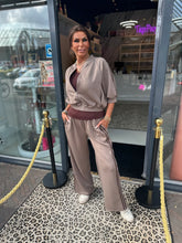 2 delig joggingpak "Aimeedas" Taupe