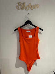 Mouwloze body by swan Oranje