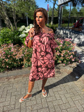 Offshoulder jurkje “Selina” poederroze/bruin