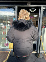 Jas gewatteerd "Fake Fur" zwart.