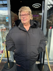 Jas gewatteerd "Fake Fur" zwart.