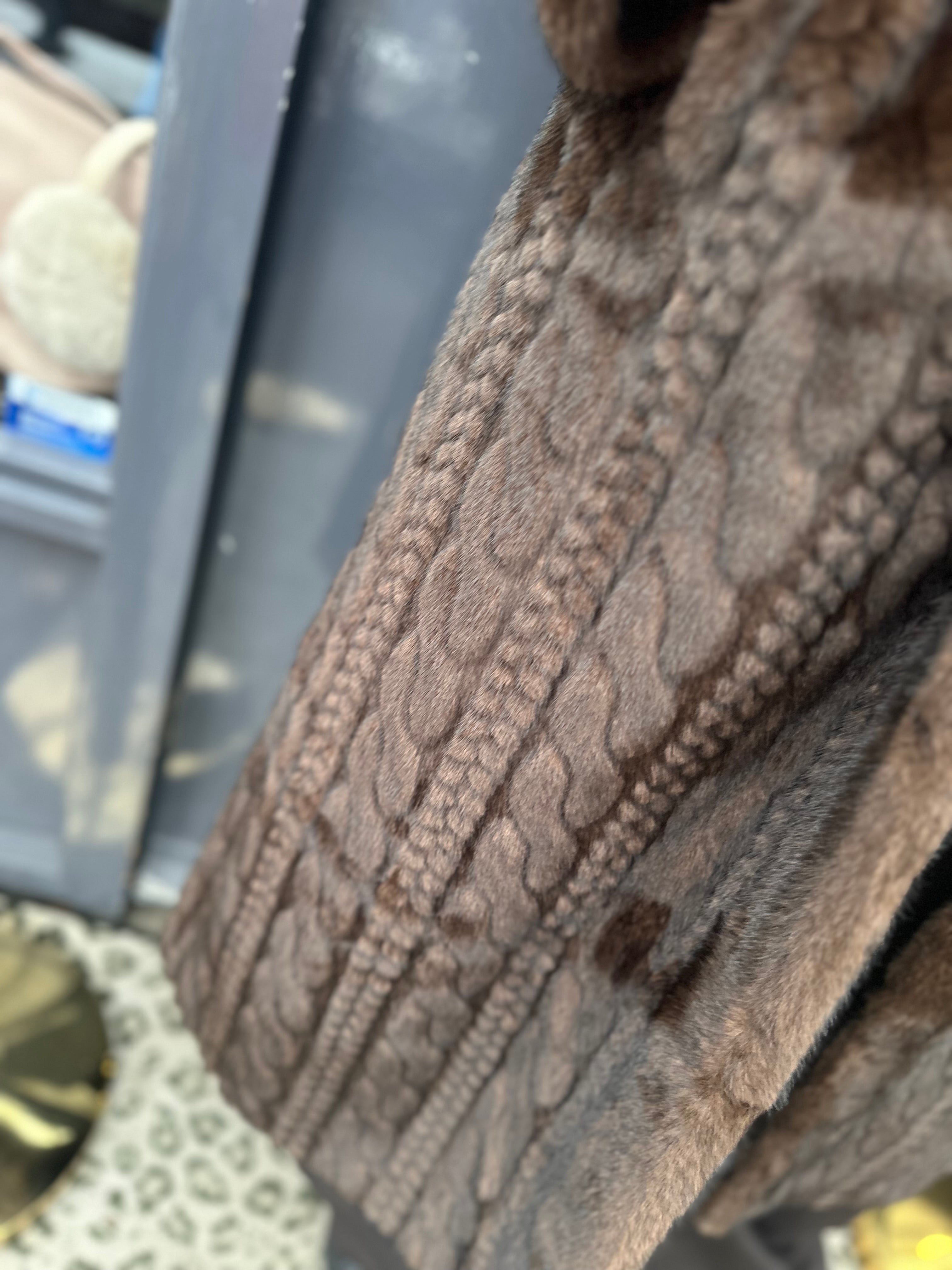 Lange kabel fake fur jas "Capuchon" Donkerbruin