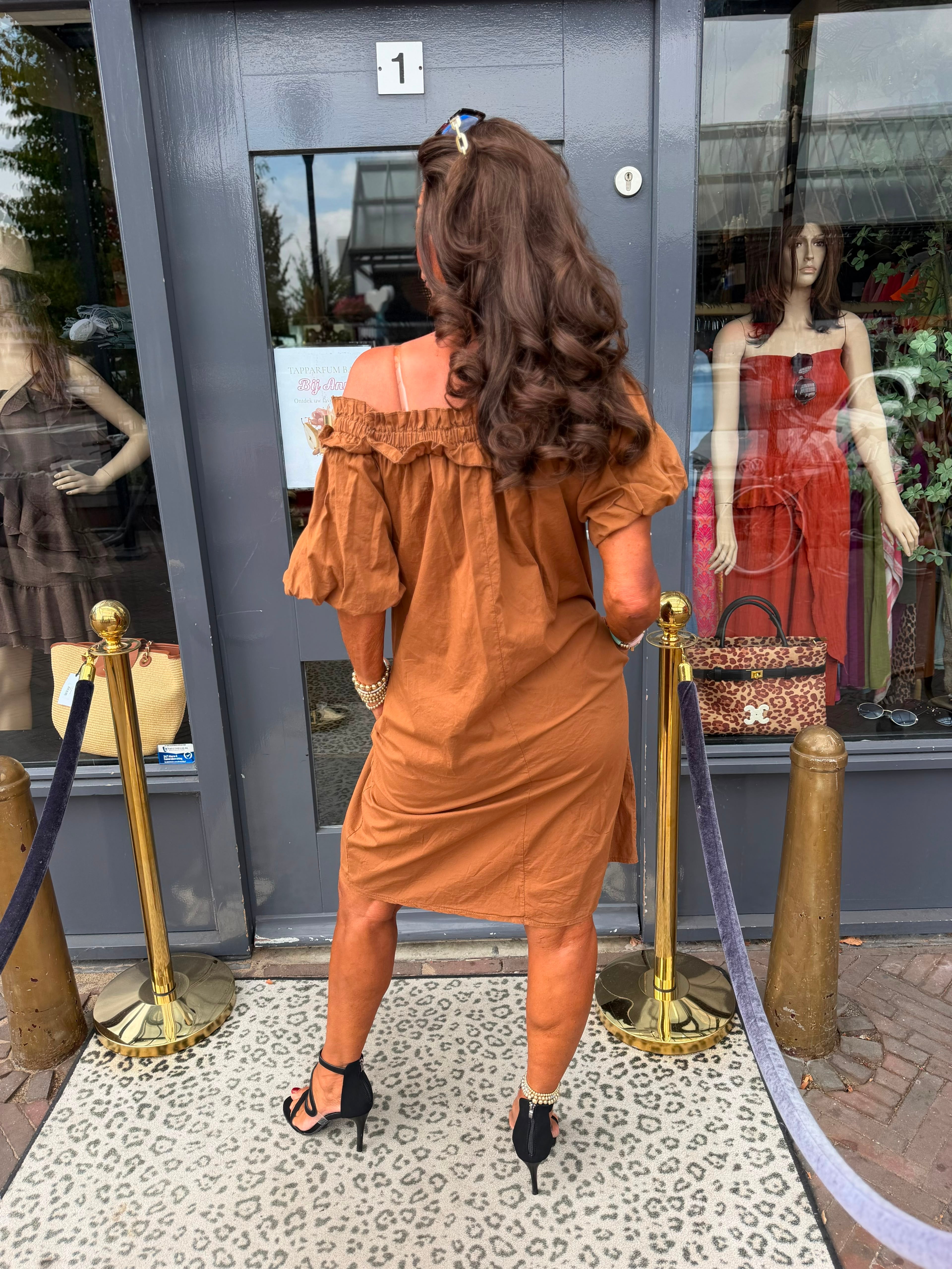 Offshoulder jurkje “Selina” effen bruin