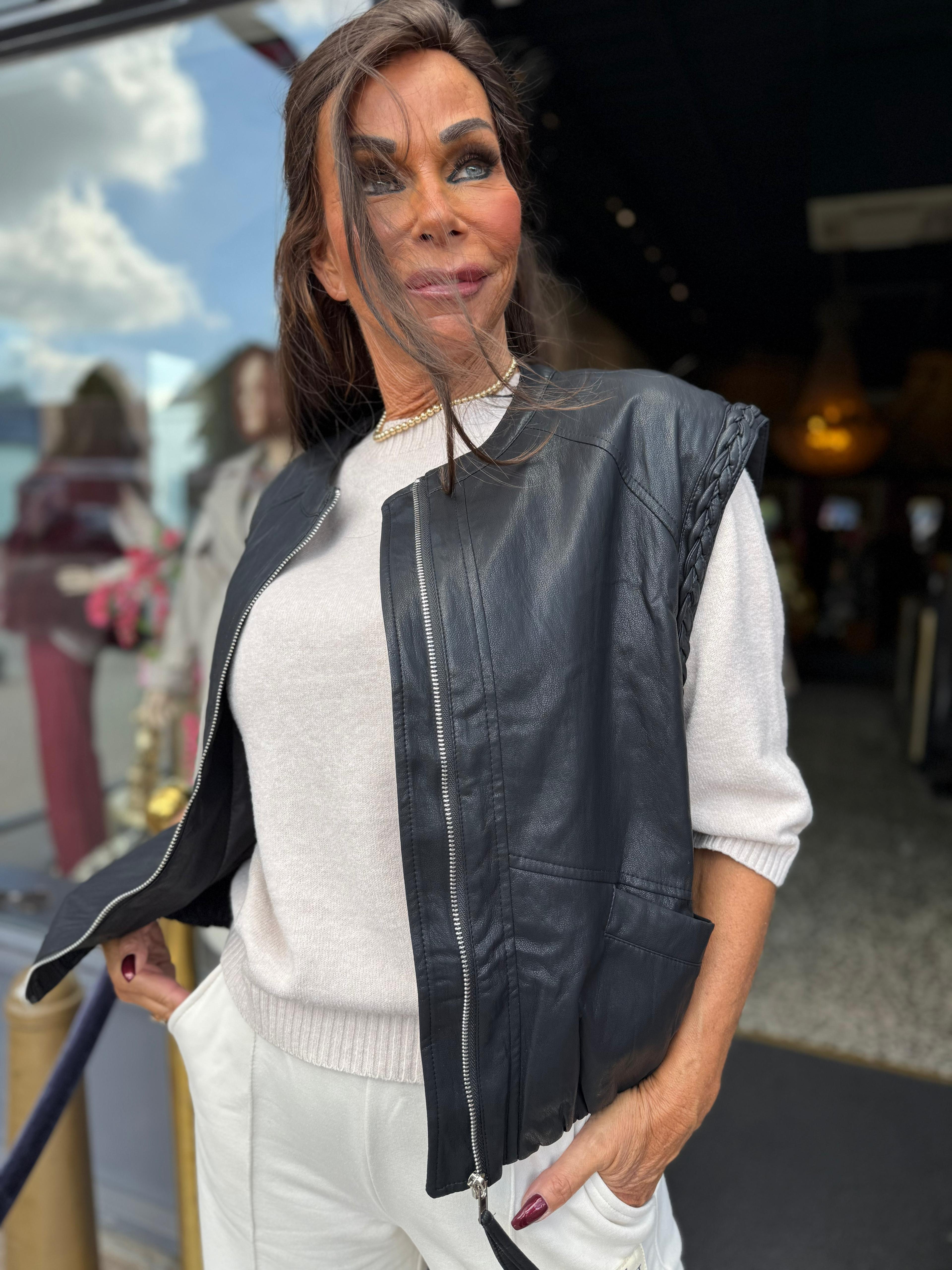 Gilet "Nice and Fine" leatherlook Zwart