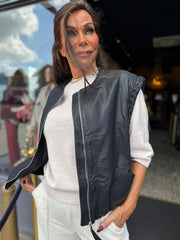 Gilet "Nice and Fine" leatherlook Zwart