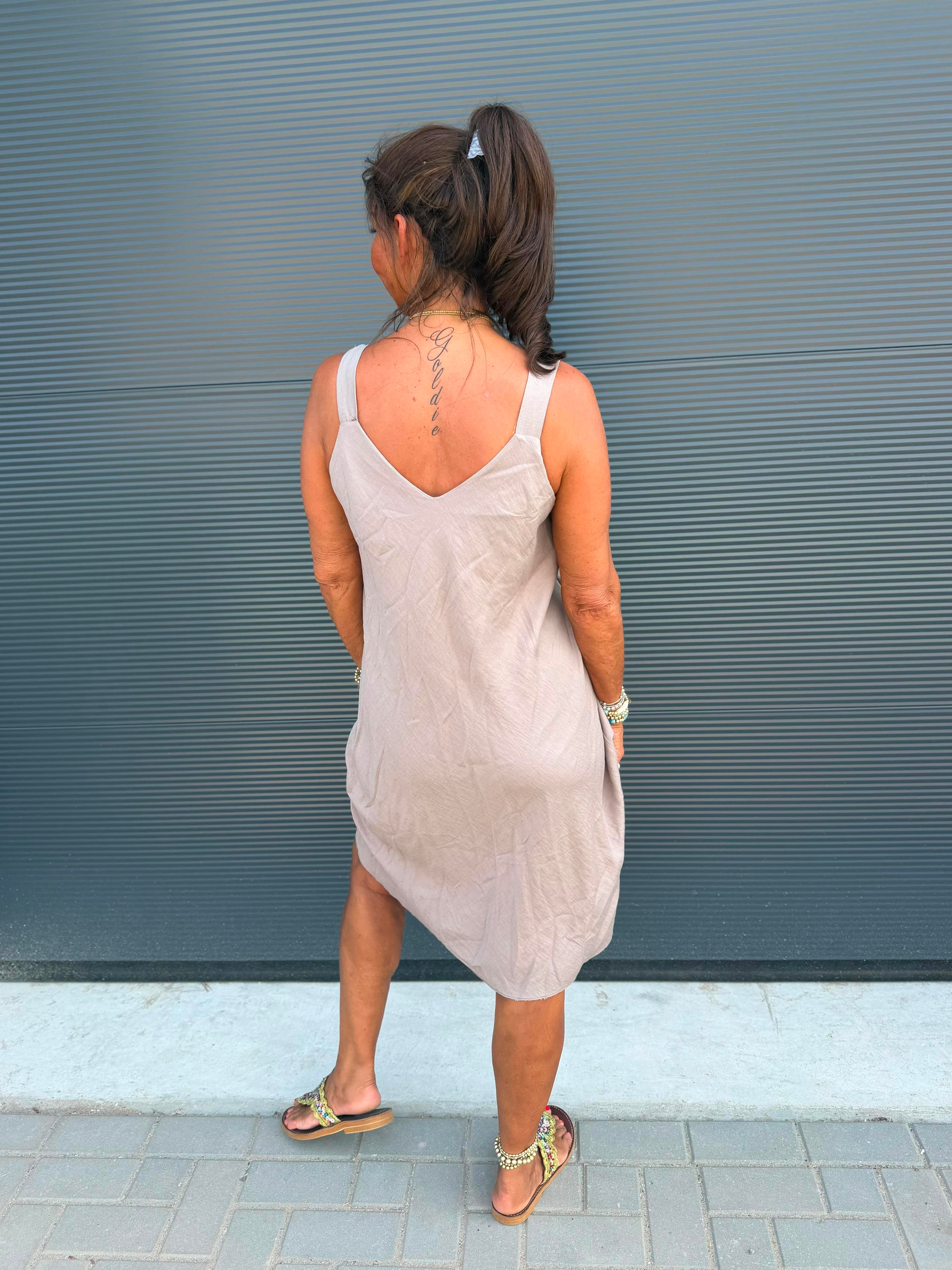 Viscose jurk “Gesp” taupe