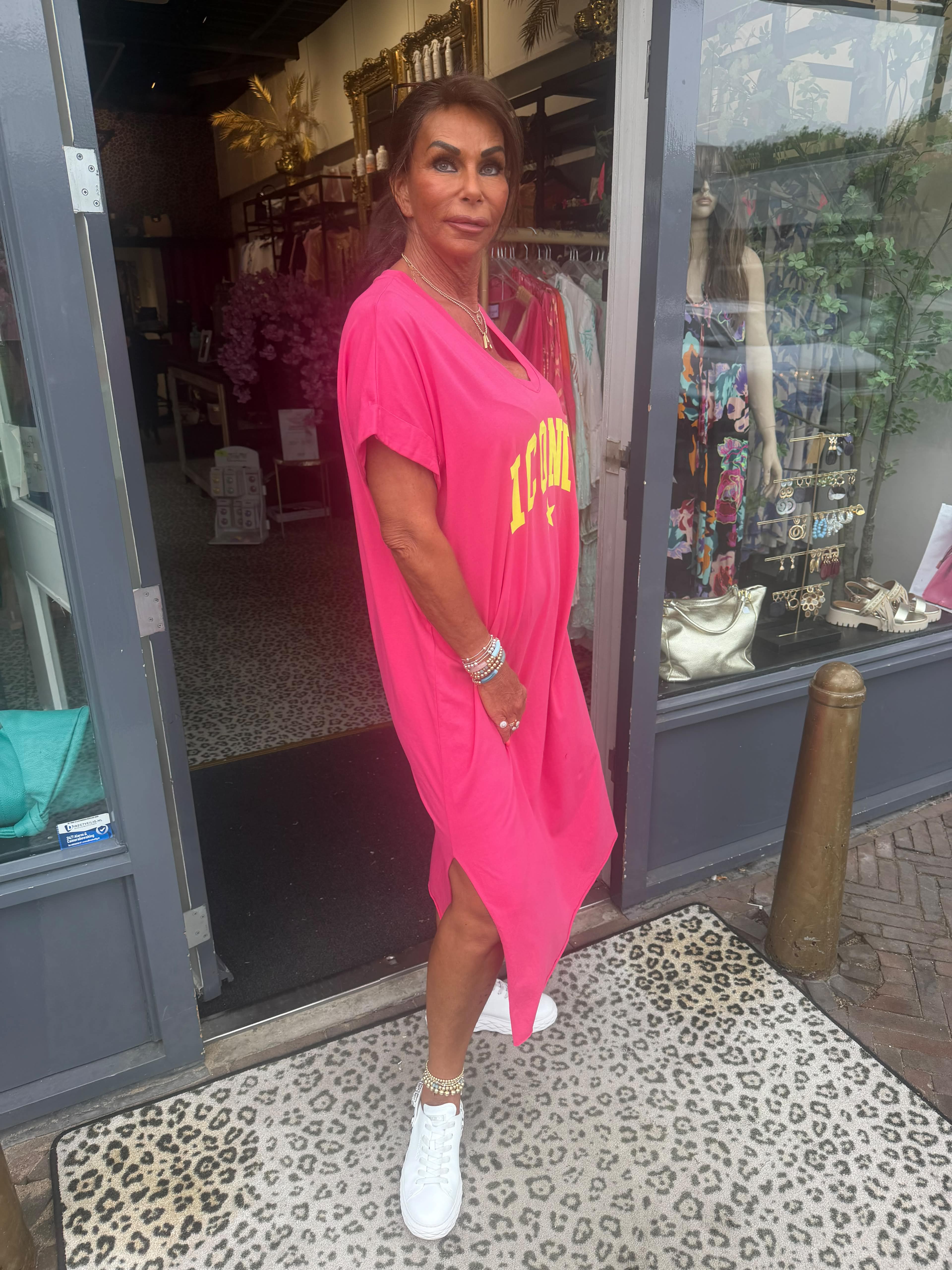 T-shirt jurk “Iconic" Fel roze