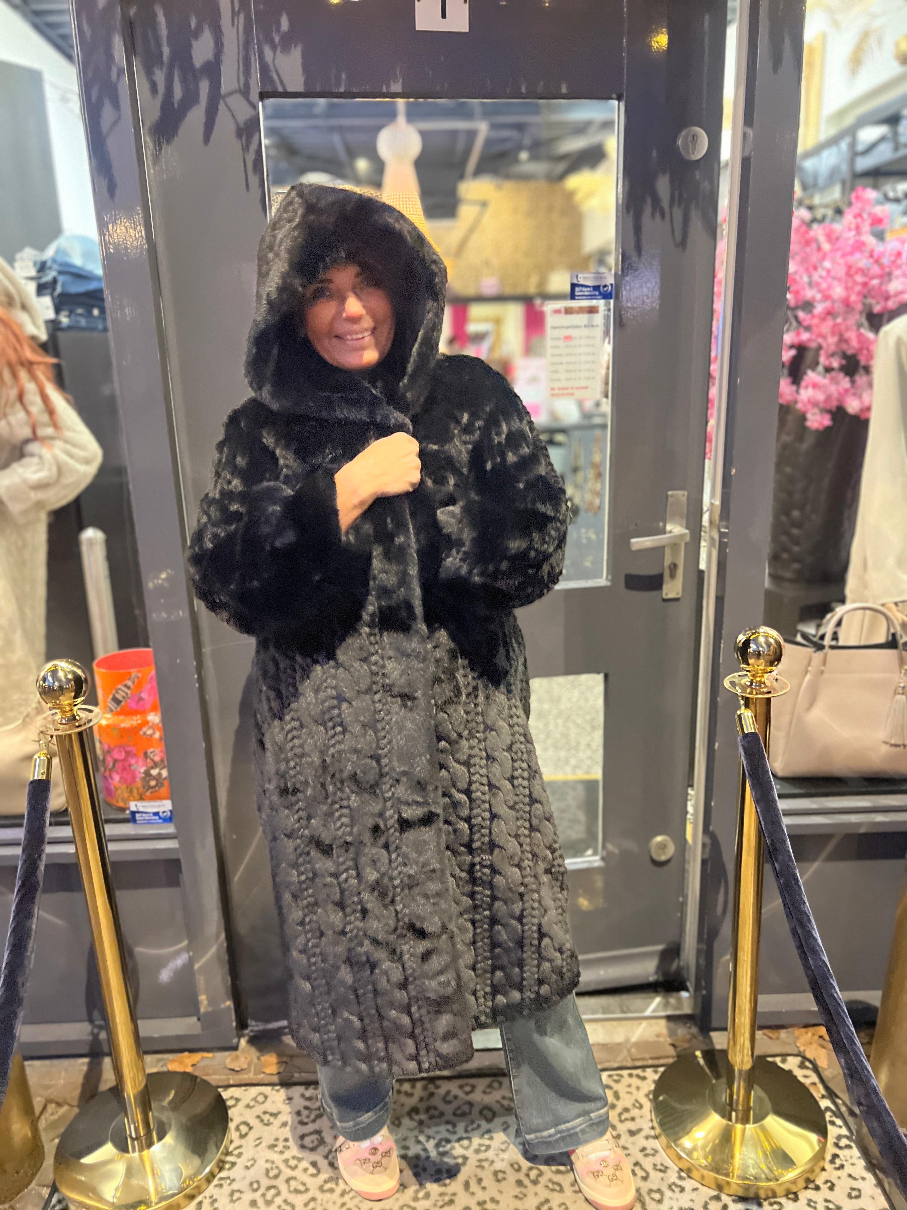 Lange kabel fake fur jas "Capuchon" Zwart