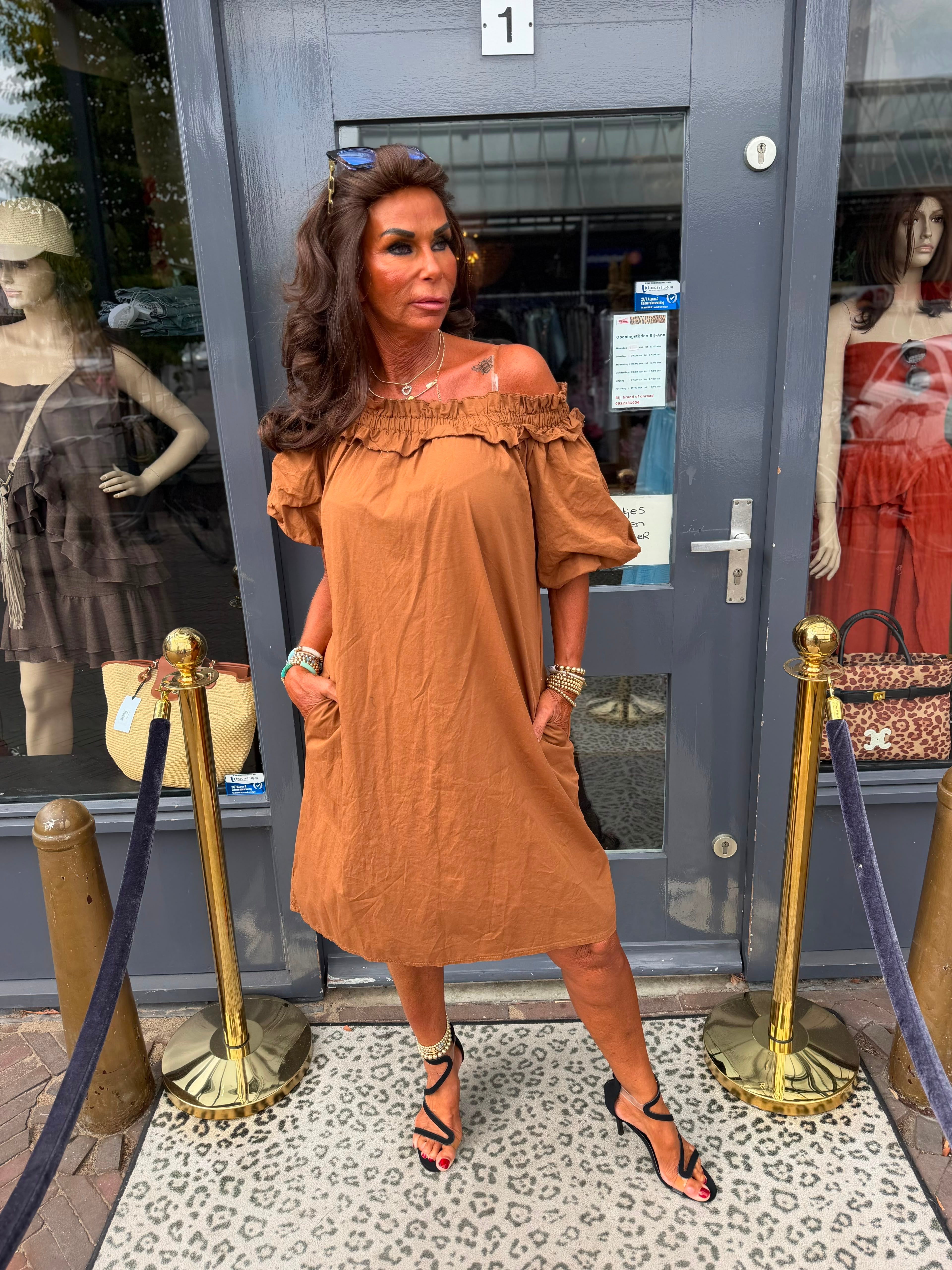 Offshoulder jurkje “Selina” effen bruin