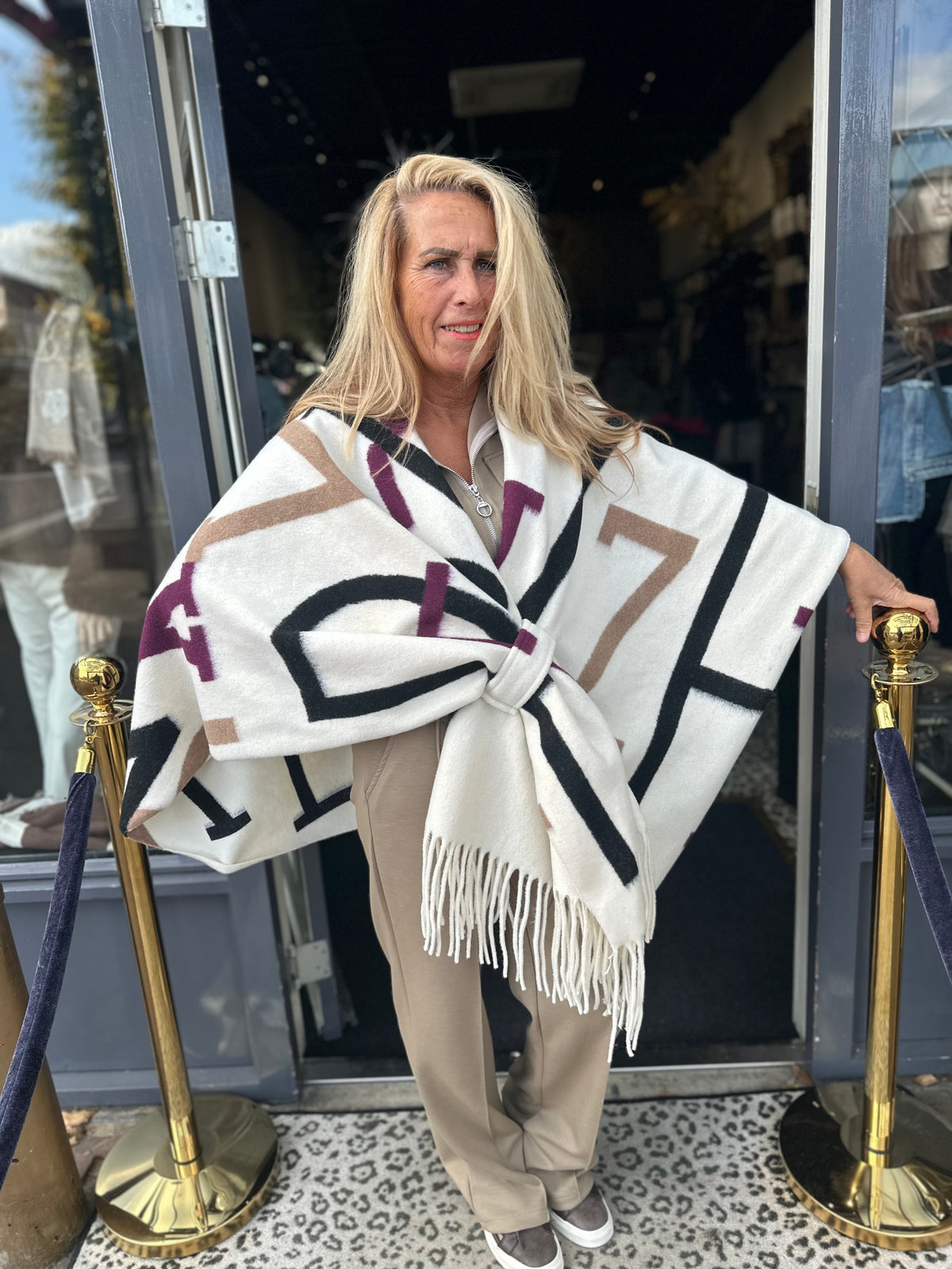 Poncho "Poca" White/stripe