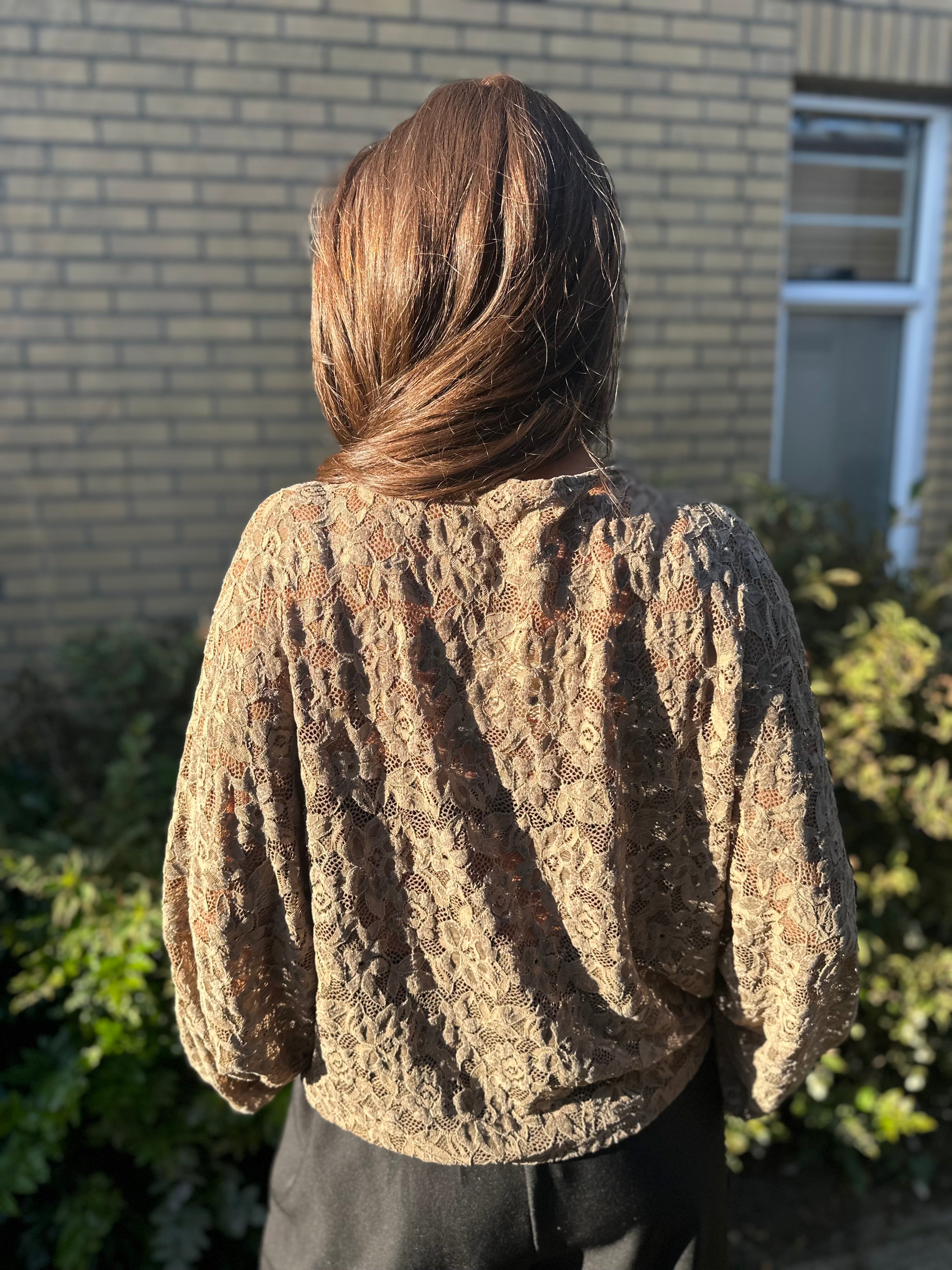 Kanten vleermuismouw top "Voila" taupe