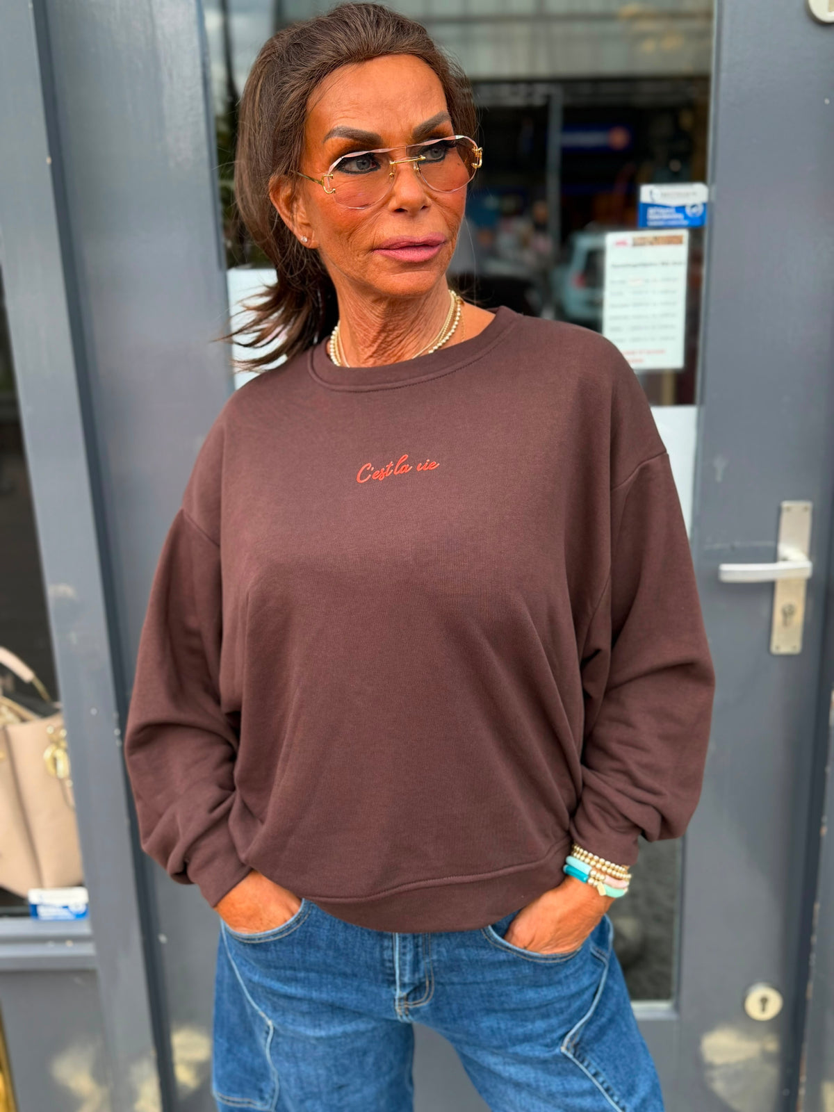 Sweater "Cest la vie" donkerbruin / oranje