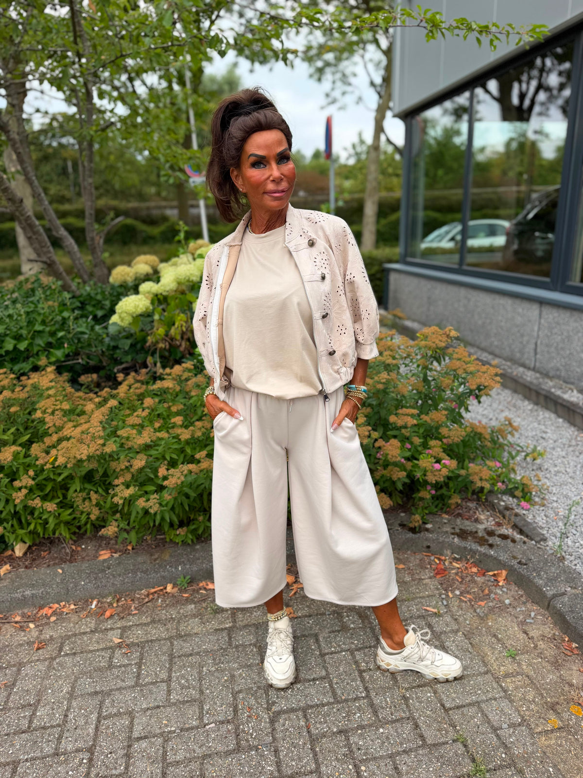 Suedine jasje broderie beige
