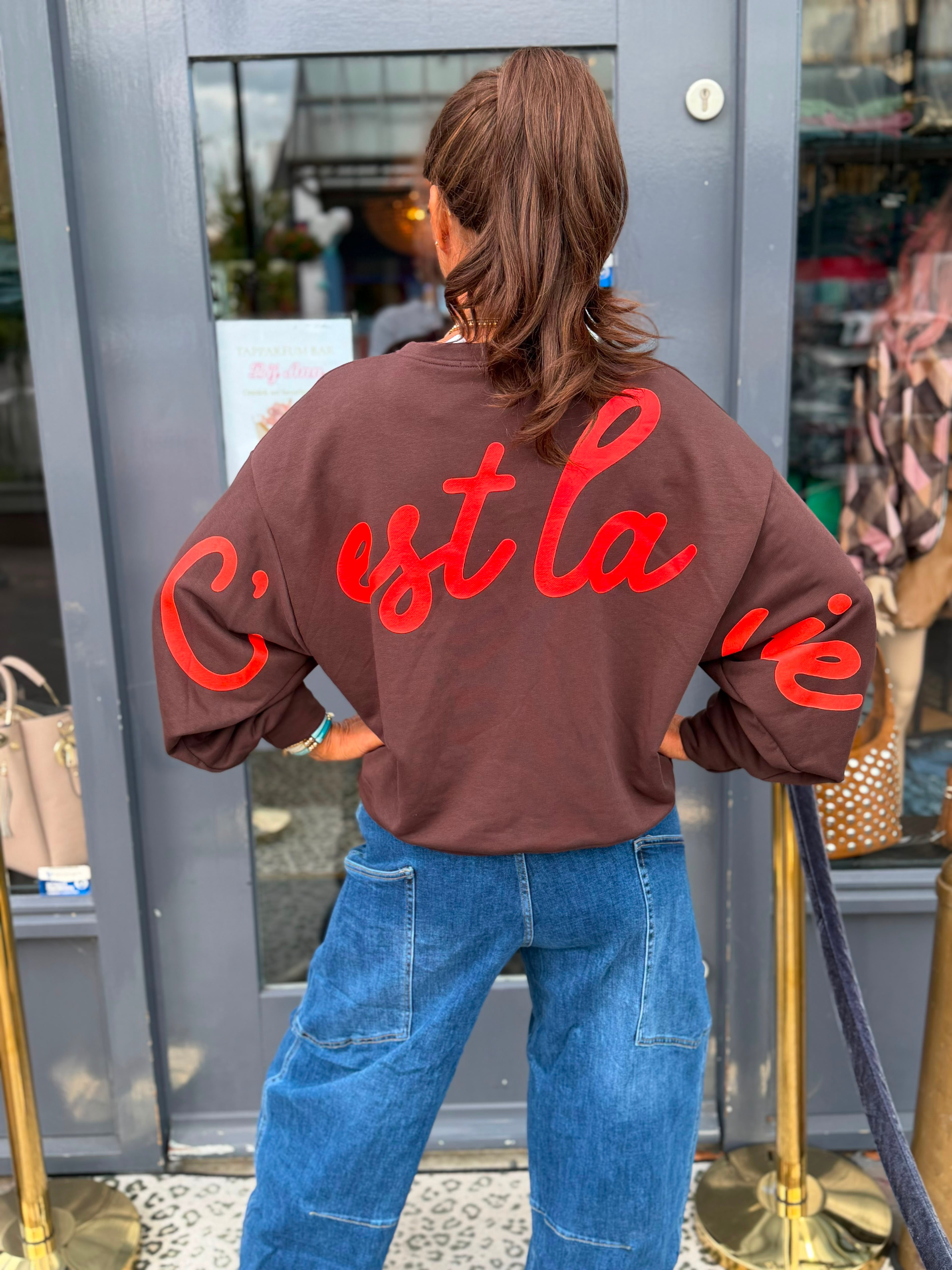 Sweater "Cest la vie" donkerbruin / oranje