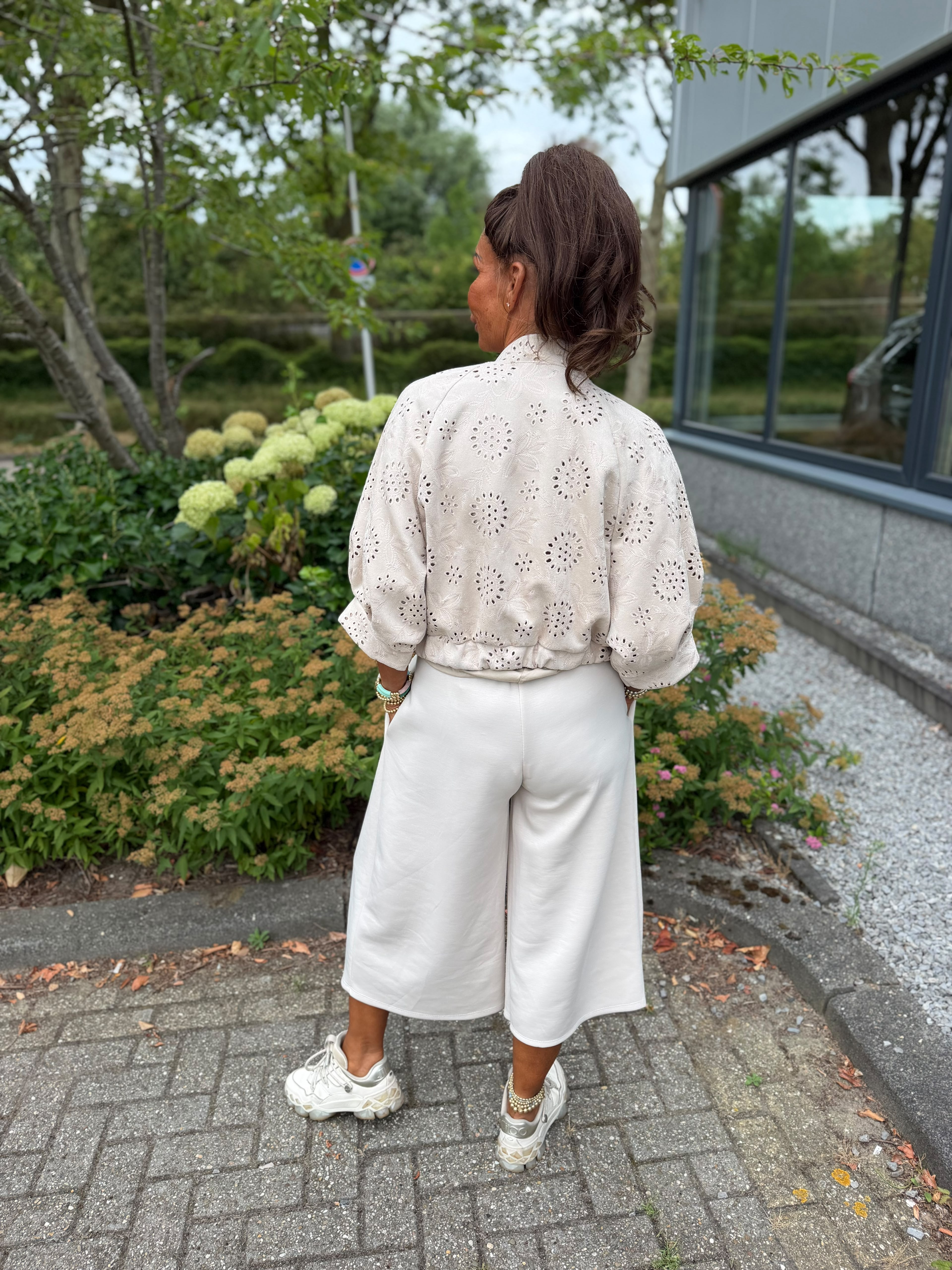 Suedine jasje broderie beige