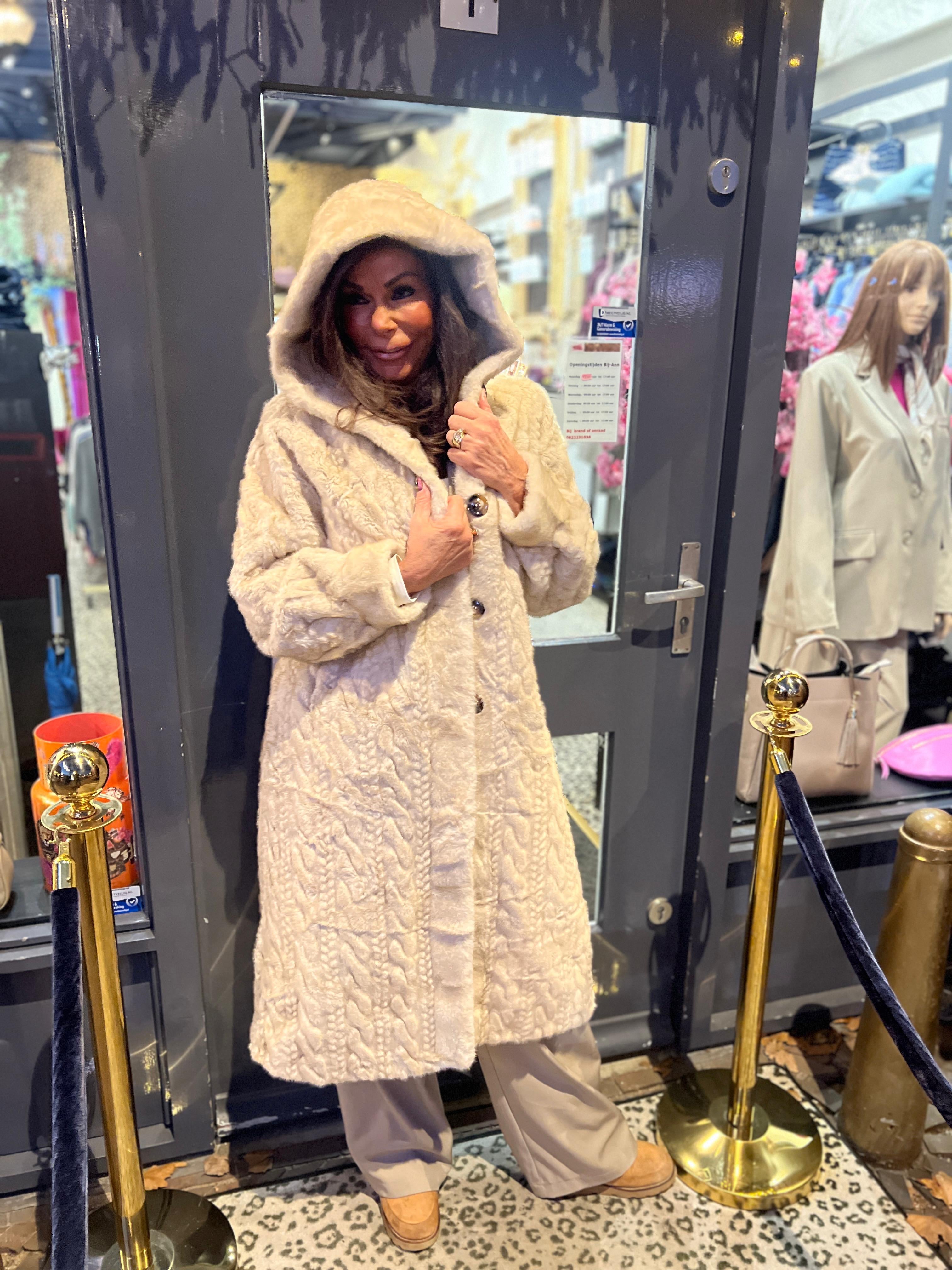 Lange kabel fake fur jas "Capuchon" Beige