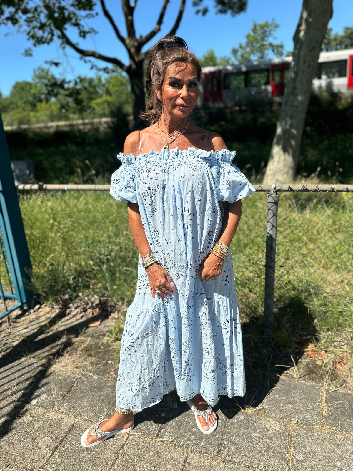 Lange off shoulder jurk "Tapas" lichtblauw