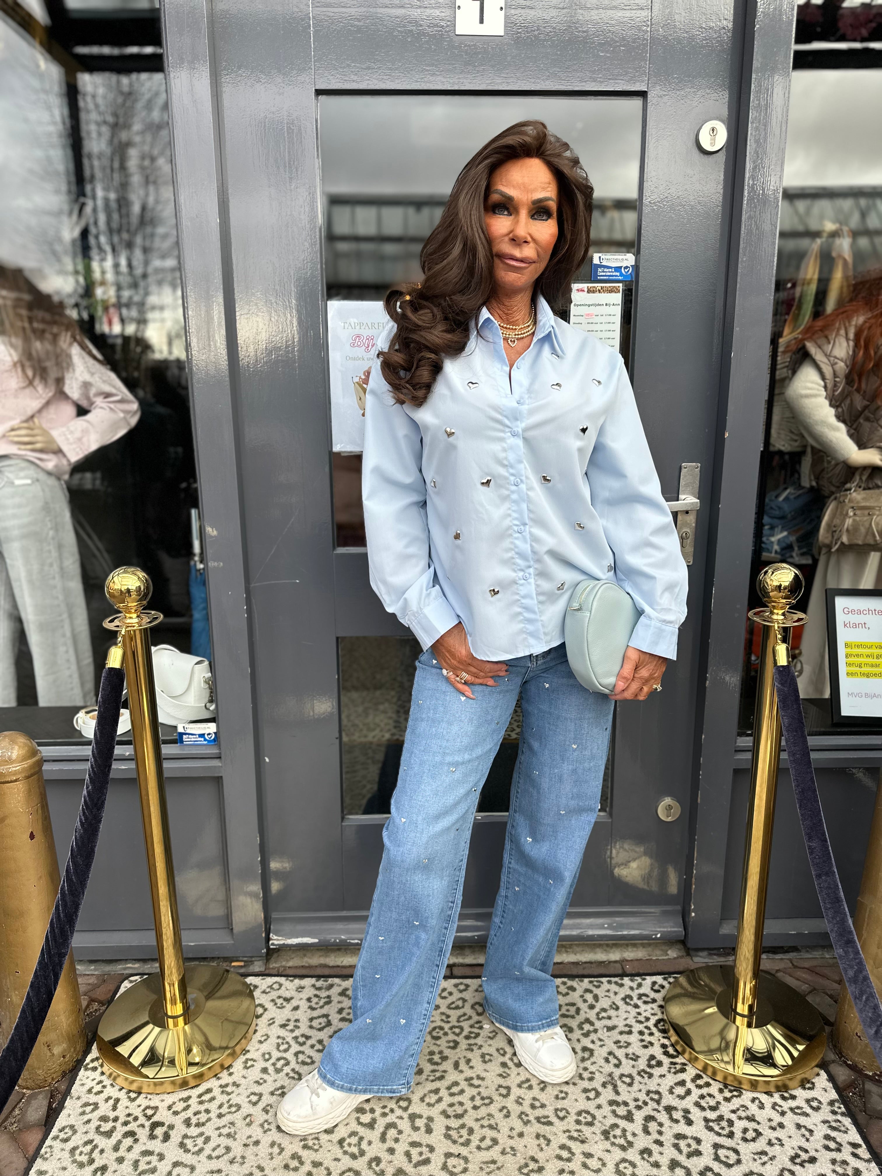 Blouse "Hartjes" lichtblauw.