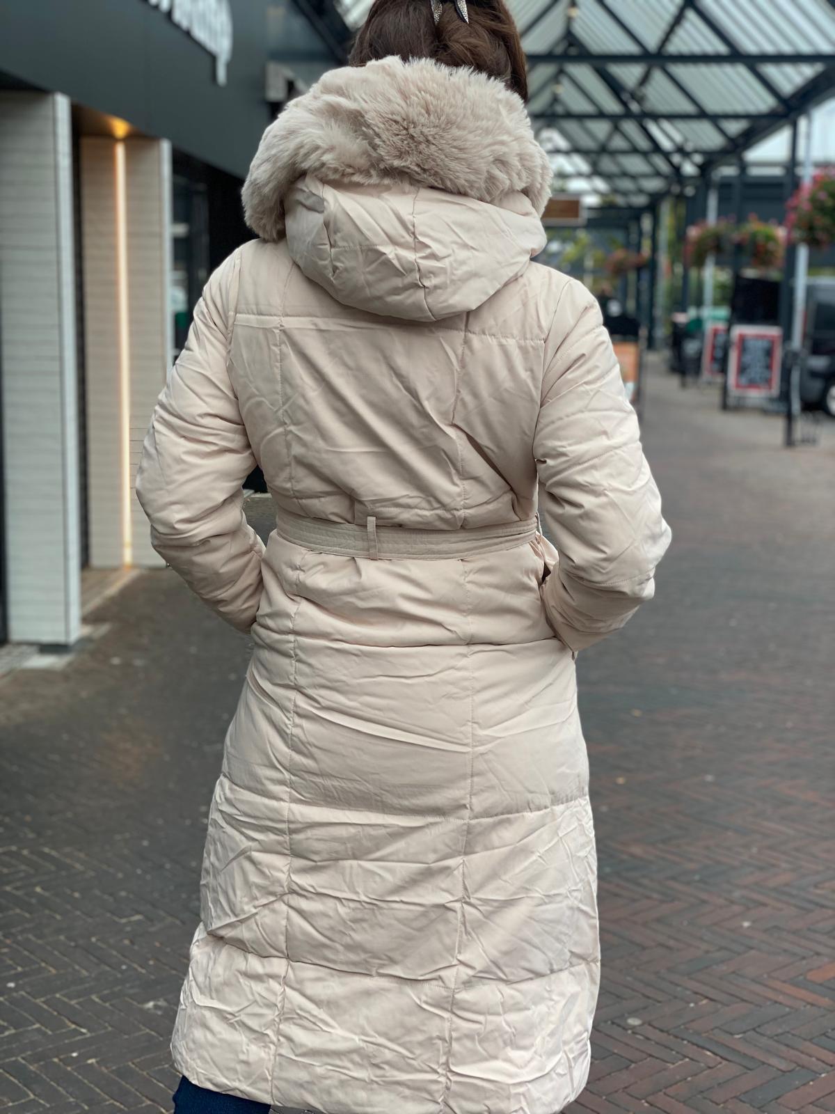 Jas lang gewateerd "Fake Fur" beige.