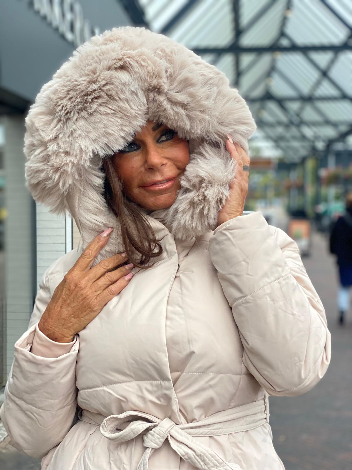 Jas lang gewateerd "Fake Fur" beige.