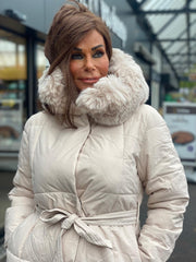 Jas lang gewateerd "Fake Fur" beige.