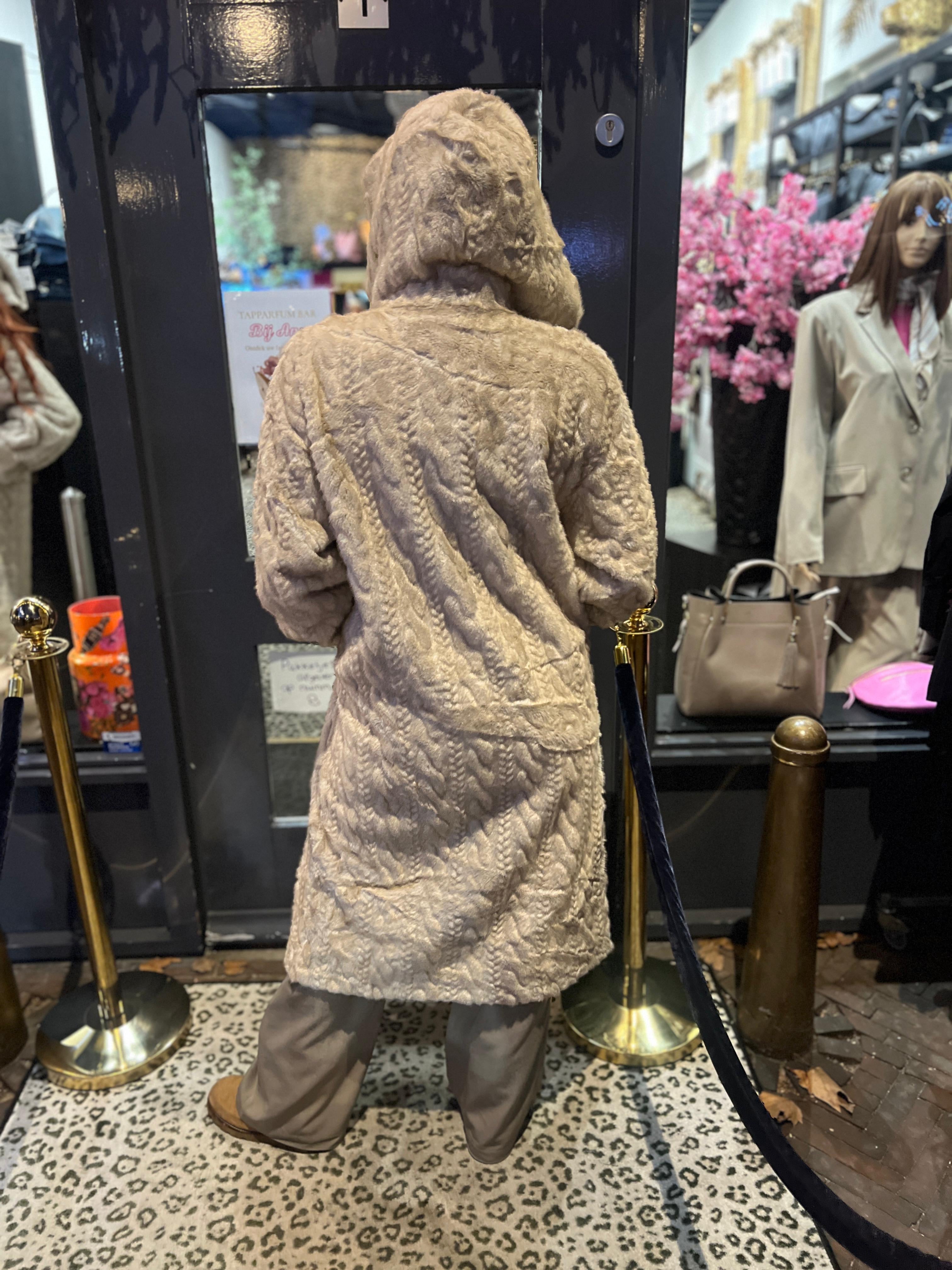 Lange kabel fake fur jas "Capuchon" Beige