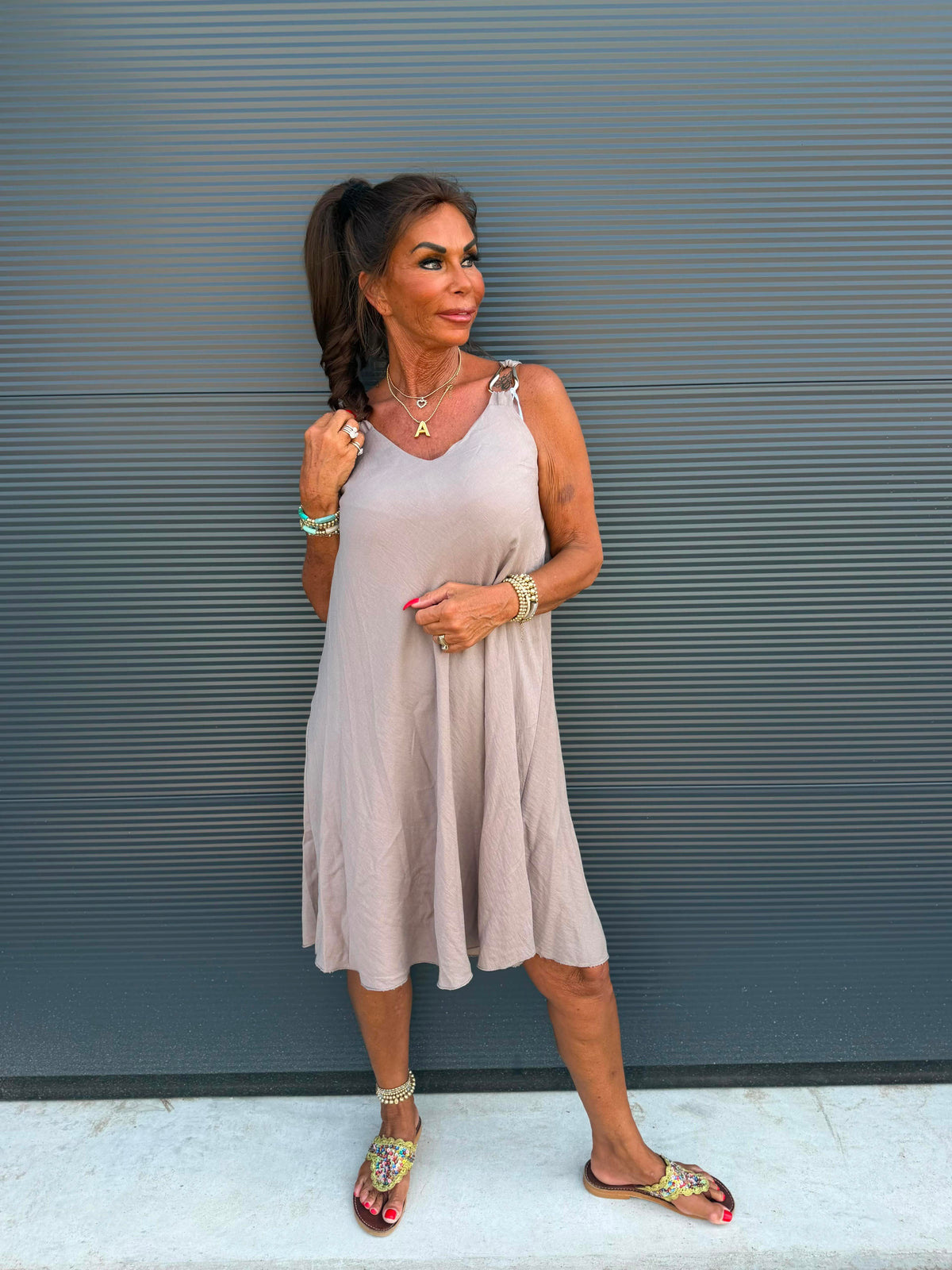 Viscose jurk “Gesp” taupe