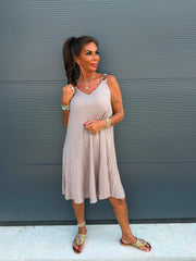Viscose jurk “Gesp” taupe