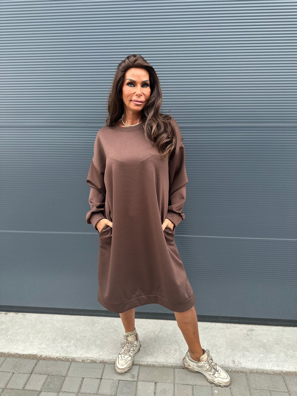 Joggingjurk lange mouw "Okay" donkerbruin
