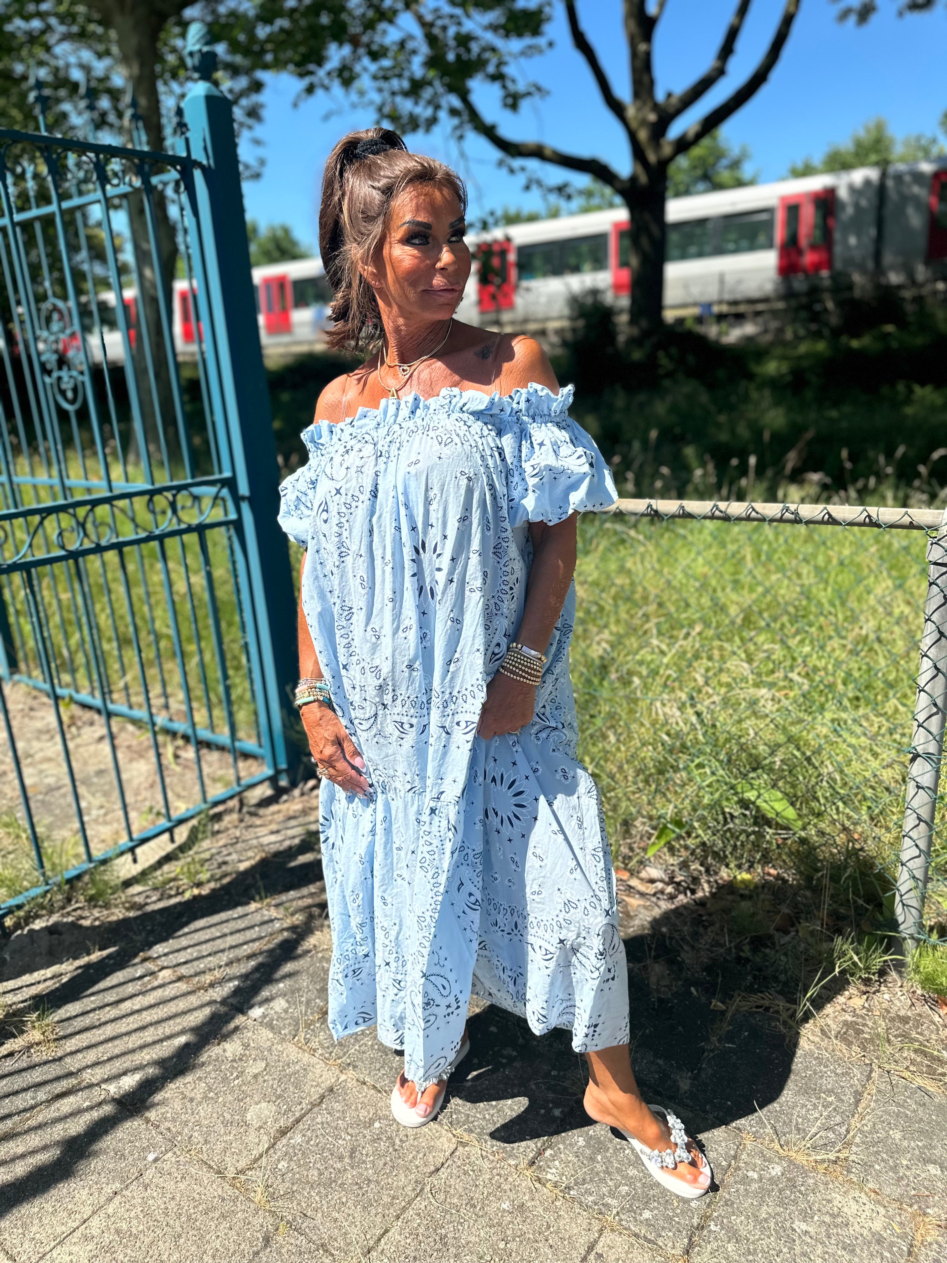 Lange off shoulder jurk "Tapas" lichtblauw