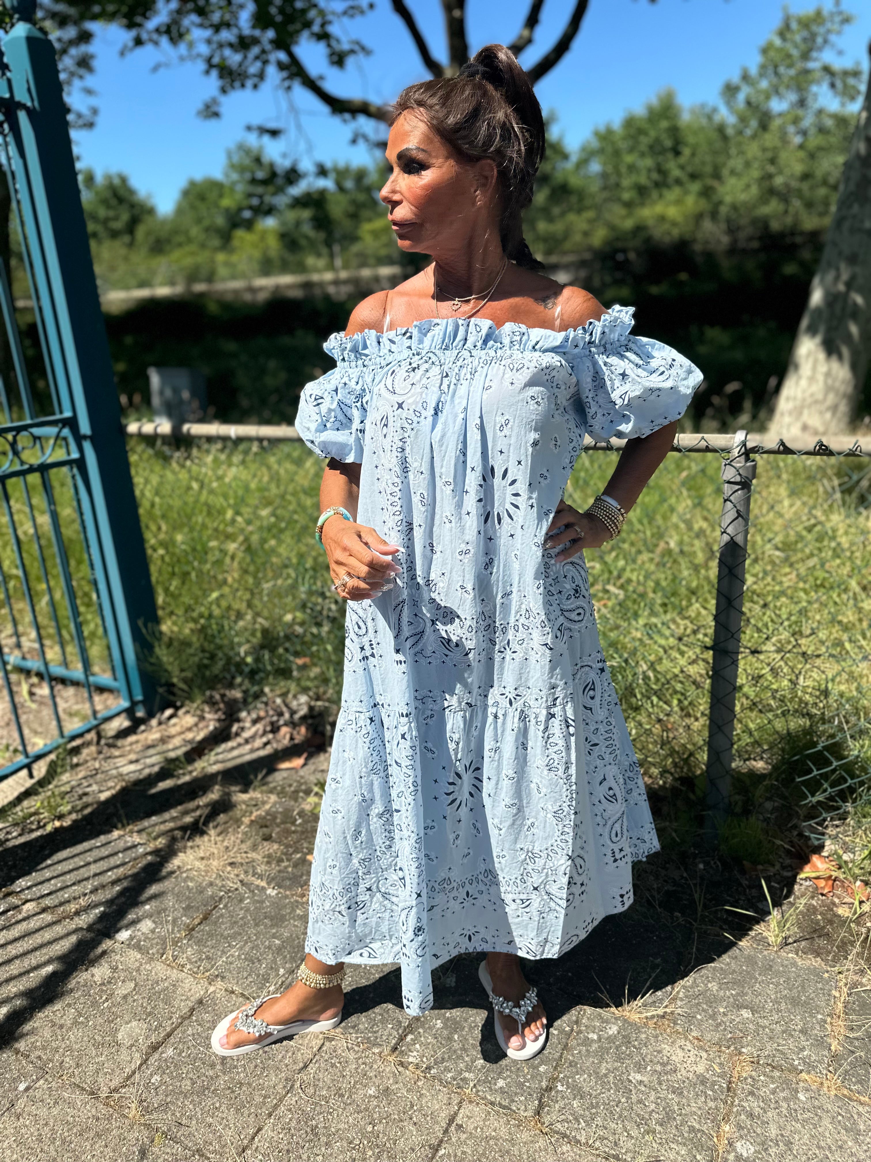 Lange off shoulder jurk "Tapas" lichtblauw