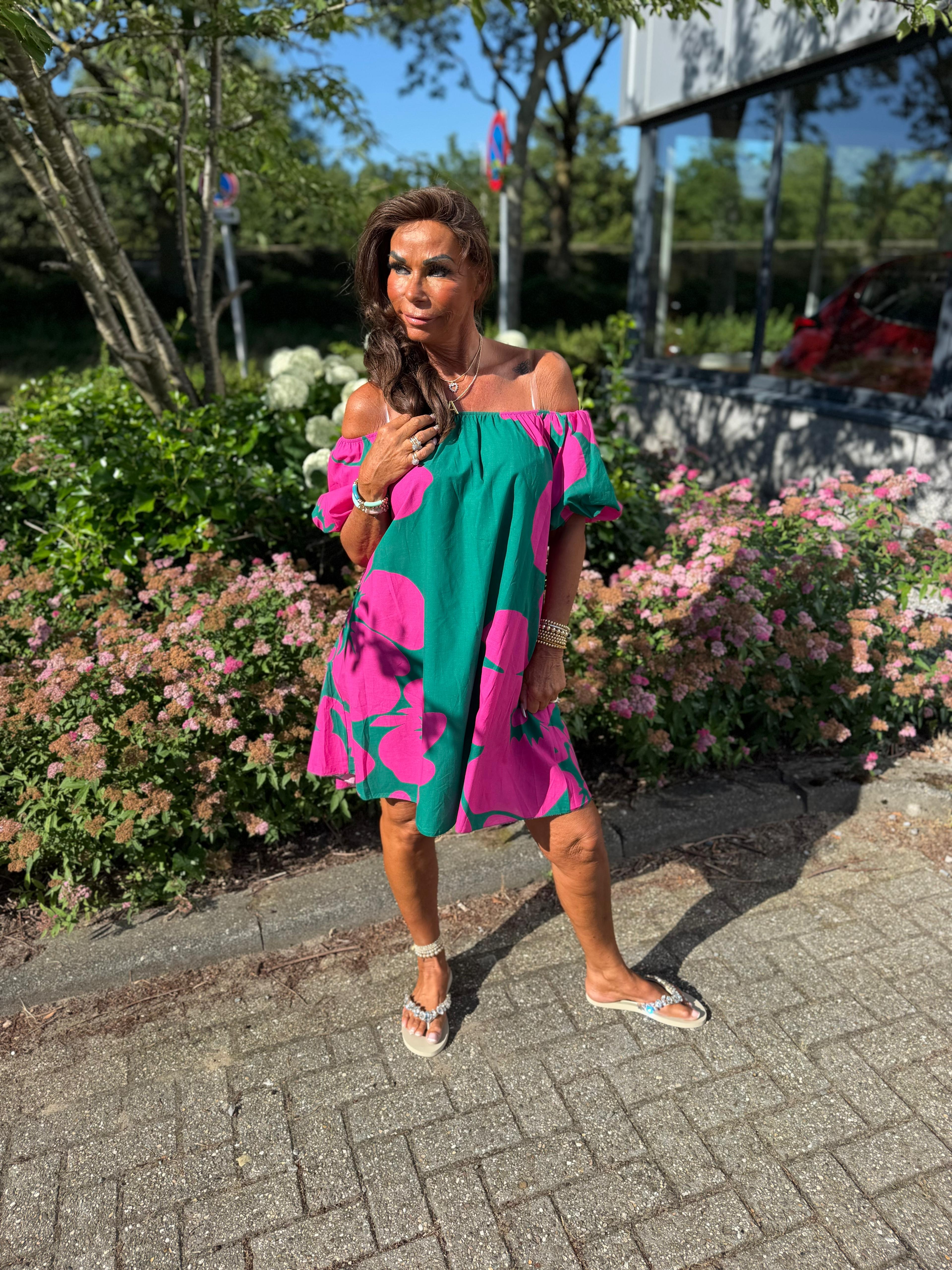 Offshoulder jurkje “Happy print” groen/fuchsia
