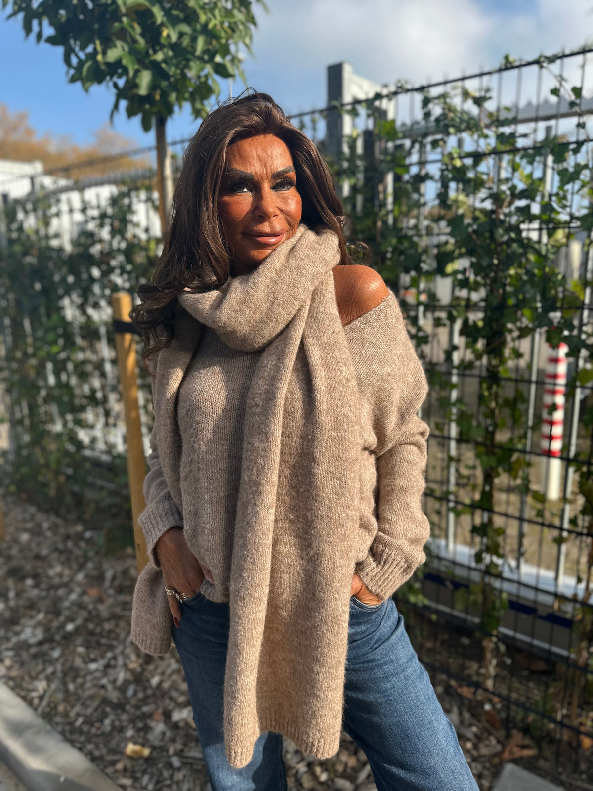 Trui met sjaal “Herfst vibes” camel