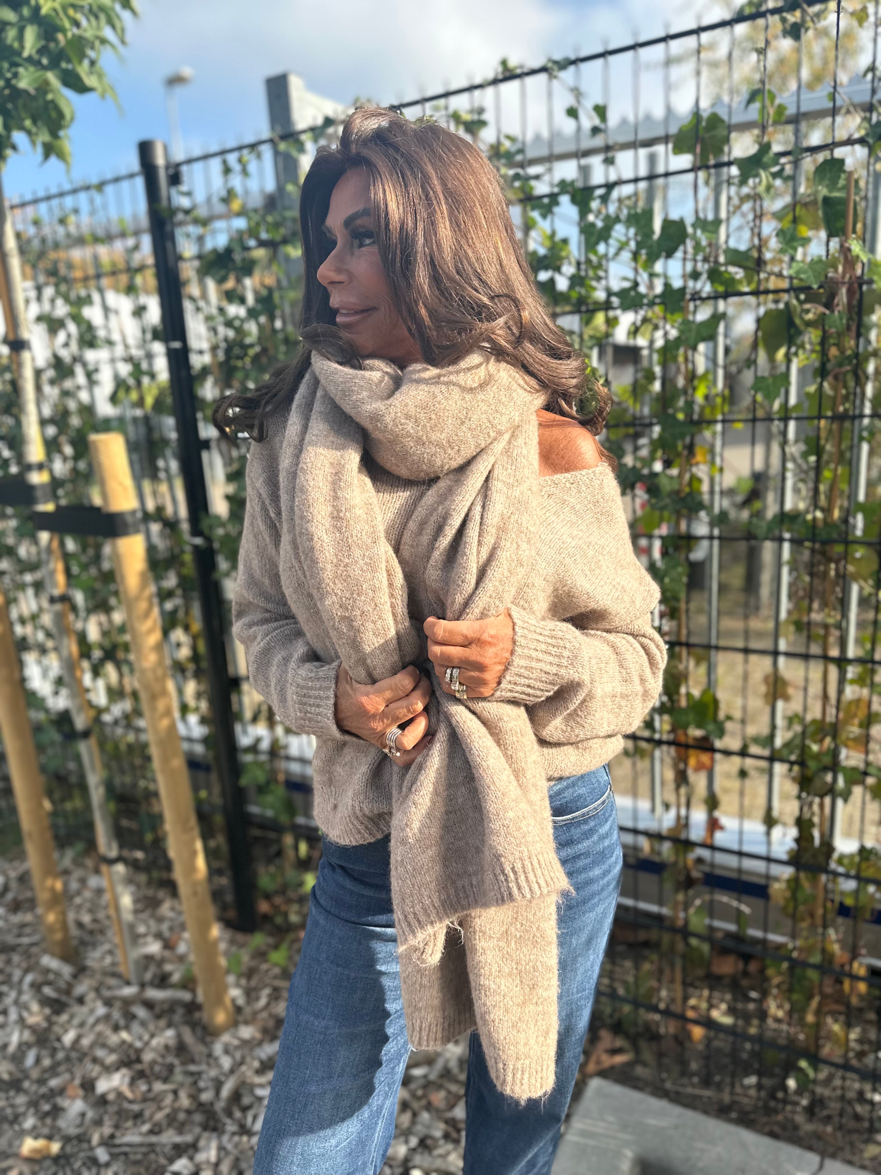 Trui met sjaal “Herfst vibes” camel
