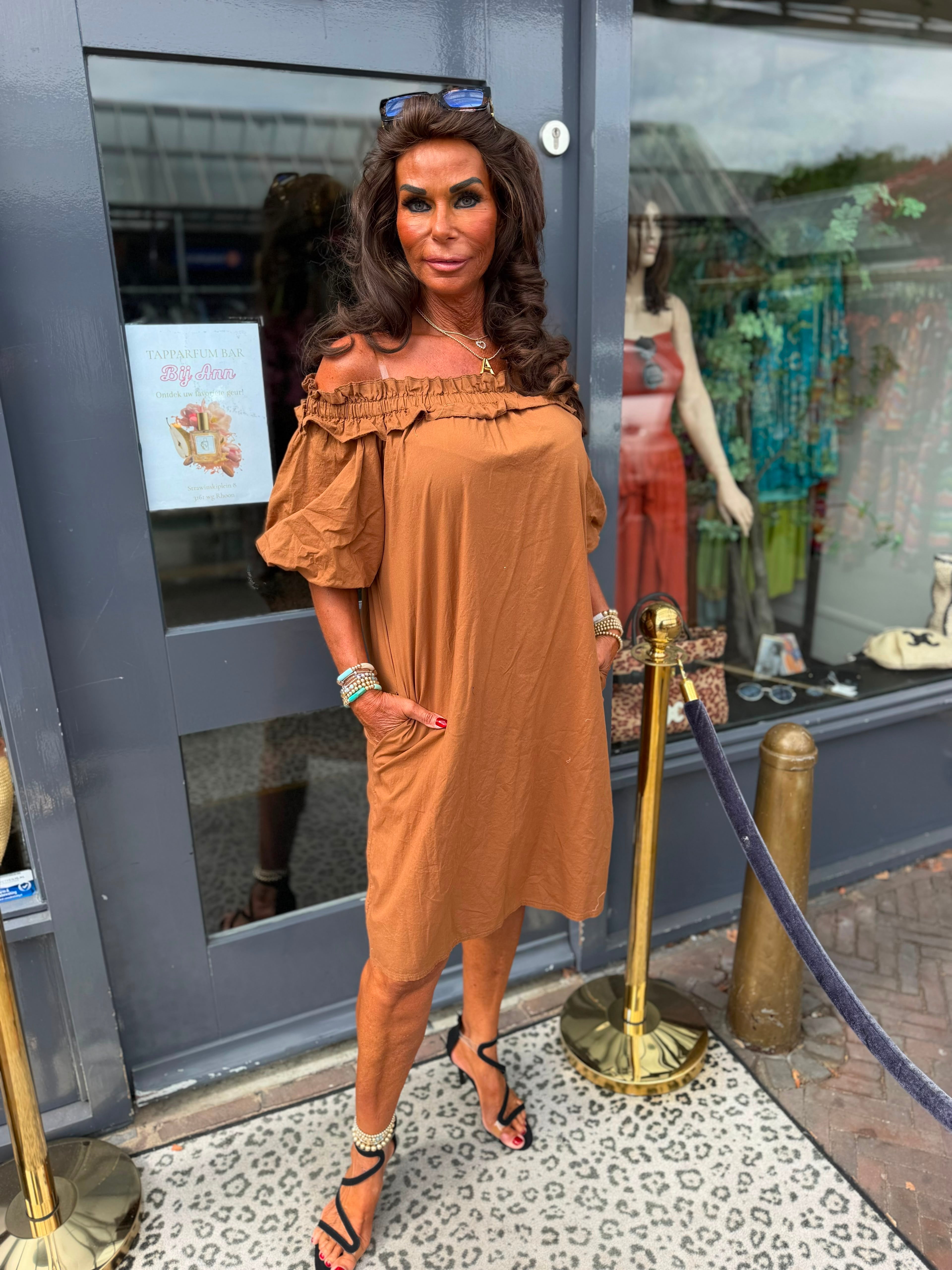 Offshoulder jurkje “Selina” effen bruin