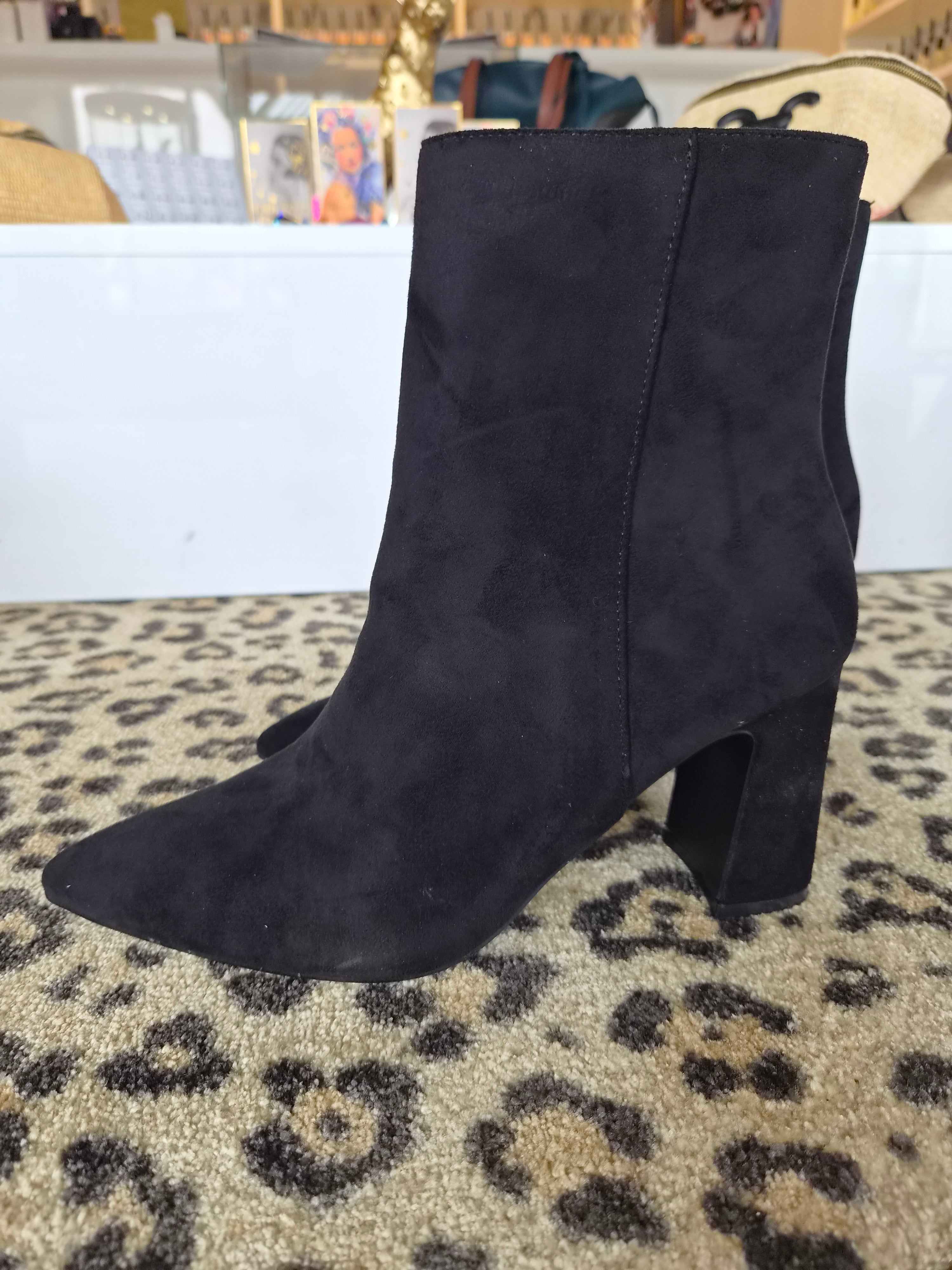 Laarsje suede met hak zwart