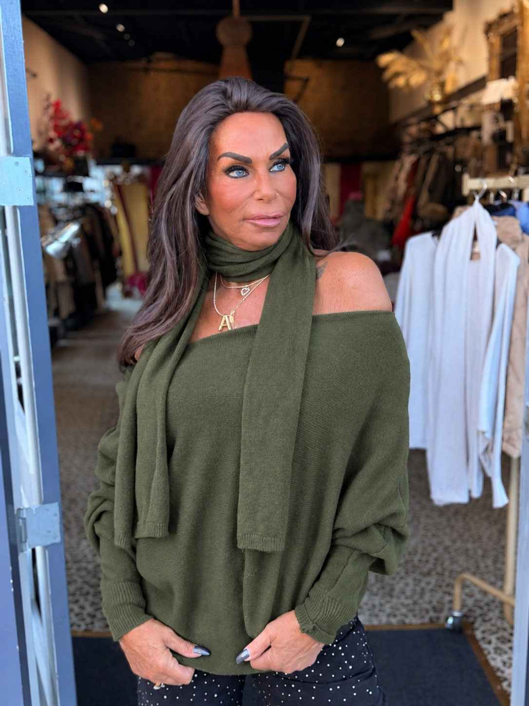Offshoulder Trui met sjaal “Cuba” legergroen