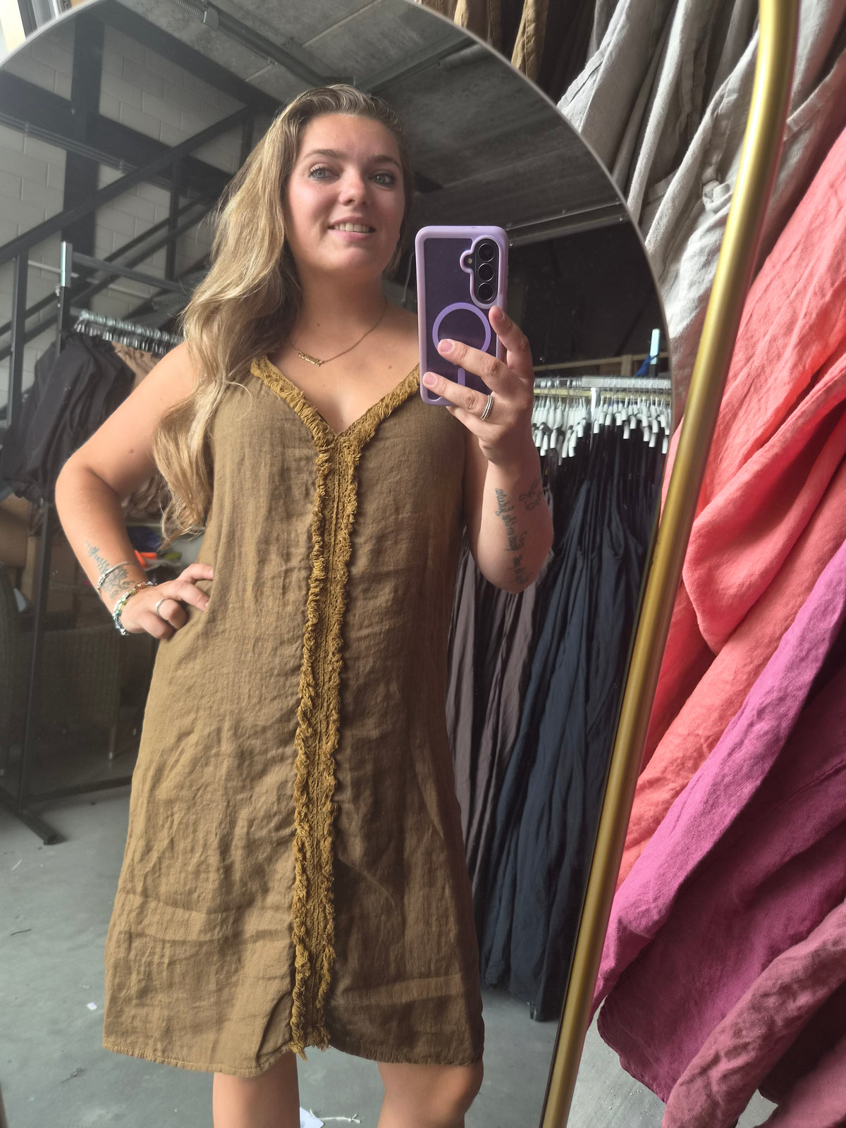 Korte jurk Broderie Mallorca mosgroen/camel