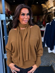 Offshoulder Trui met sjaal “Cuba” camel