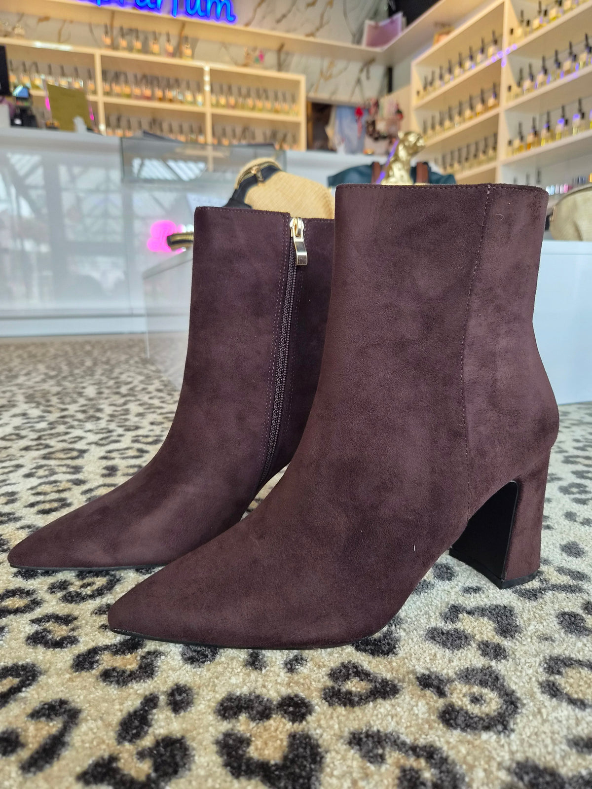 Laarsje suede met hak donkerbruin