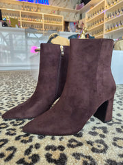 Laarsje suede met hak donkerbruin