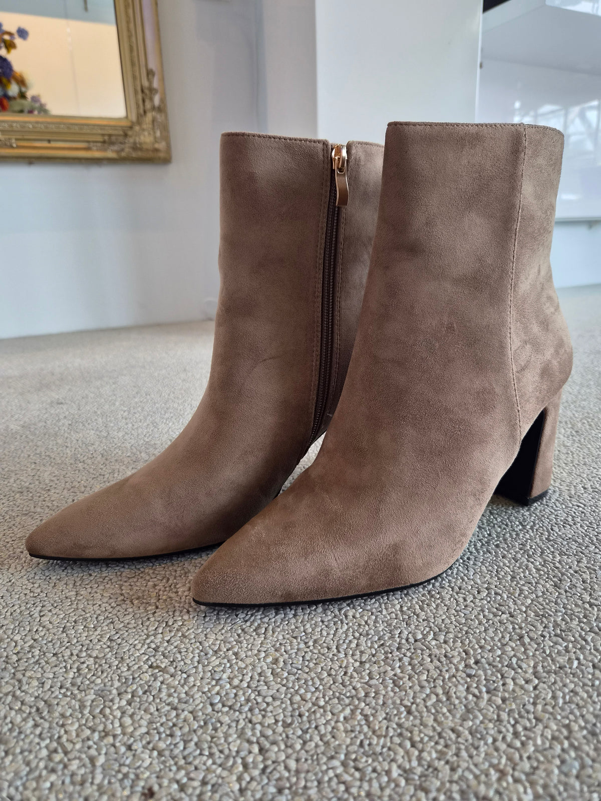 Laarsje suede met hak khaki